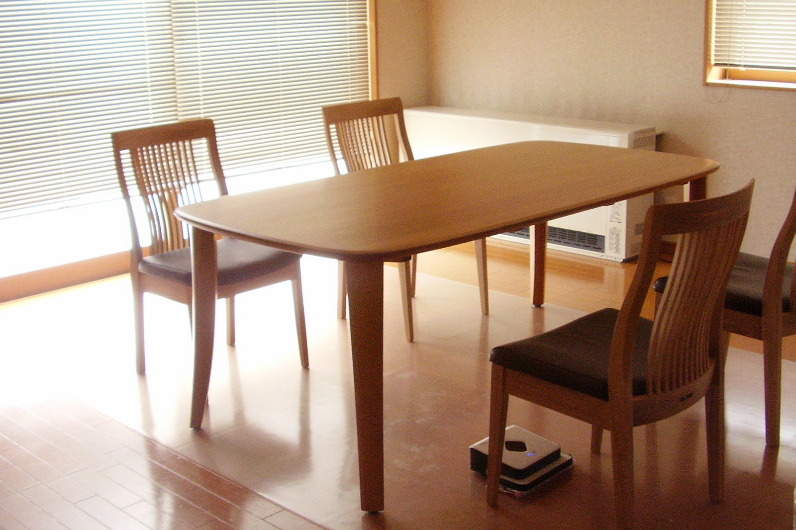 ナチュラル色の楢（なら）材オーバール国産テーブルと軽くて幅広の国産椅子